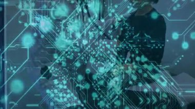 Doktor, erkek göğsüne steteskop yerleştiriyor. Devre titreşimli muayene odasından sonra sağlık kontrolü için. Sağlık, muayene, sağlık, teşhis, klinik, sağlık, teşhis