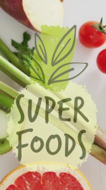 Süper yiyecekler beyaz arka planda taze meyve ve sebzeler üzerine animasyon metinleri yazıyor. Sağlıklı, beslenme, organik, taze ürün, vitamin, diyet