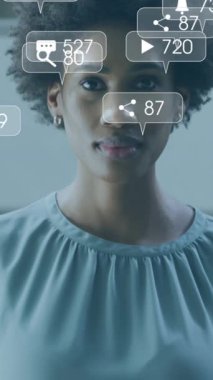 İş kadını üzerine sosyal medya simgeleri ve veri işleme animasyonları. Küresel iş, finans, hesaplama ve veri işleme kavramı dijital olarak oluşturulmuş video.