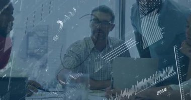 Önde gelen analistler haritaları tararken su alıyor ve içgörü için finans verilerini aktifleştiriyor. İş, takım çalışması, yenilik, veri, analiz, modern, işbirliği