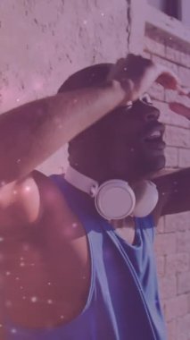 Afrika kökenli Amerikalı bir adamın üzerinde parlayan ışıkların animasyonu. Küresel bağlantılar, refah, zindelik ve dijital olarak üretilen sağlıklı yaşam tarzı konsepti.