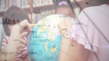 Eğitmen dünyayı döndürüyor ve eğitim aktivitelerini gösteren rehber öğrenci, canlandırmalı etiketlerle. Öğrenme, keşif, merak, çok kültürlü, sınıf, coğrafya, bilgi