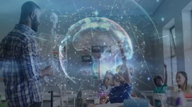 Fen bilgisi öğretmeni AR küresi çalıyor ve üretiyor, düğümleri tıkırdatıyor rota çiziyor, öğrencileri el kaldırıyor. Eğitim, yenilik, teknoloji, öğrenme, işbirliği, keşif, gelecekçilik