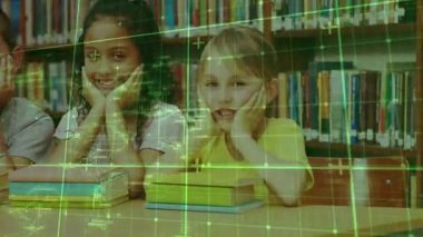 Çerçeveye giren çocuk olarak görünen yeşil şebeke, kütüphane kitaplarının arasında üç arkadaşı hizaladı. Çocuklar, arkadaşlık, işbirliği, eğitim, yenilik, dijital, öğrenim