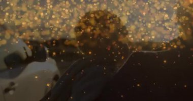 Bebeğini kucağında altın kaplama bebek sağlığını arttıran bir bebek taşıdığını gösteren bir vites. Aile, şefkat, şefkat, huzur, manzara, siluet, açık hava