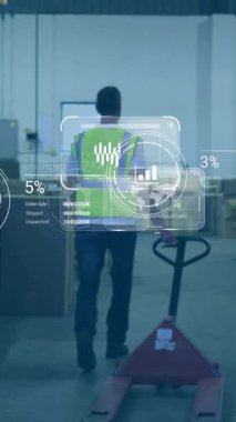 Depoda çalışan beyaz adamın ekranlarındaki veri işleme animasyonu. Küresel gönderme, ağlar, dijital arayüz, hesaplama ve veri işleme kavramı dijital olarak oluşturulmuş video.