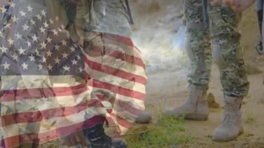 Diz çökmüş vaziyette bayrak üzerinde asker brifing ekibi eğitim rotalarında tüfekleri tutuyor. Askeri, takım çalışması, strateji, kamuflaj, açık hava, disiplin, eğitim