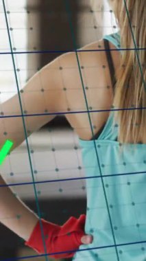 Spor salonundaki beyaz kadın hakkında finansal veri işleme animasyonu. Küresel hesaplama, finans, spor, iletişim ve dijital arayüz kavramı dijital olarak oluşturulmuş video.