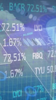 Güneş panelleri üzerinden finansal verilerin ve grafiklerin animasyonu. Çevreci enerji, eko güç, finans ve ekonomi kavramı dijital olarak oluşturulmuş video.