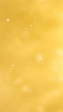 Sarı zemin üzerinde hareket eden parlak ışık noktalarının canlandırması. Işık, renk ve hareket konsepti dijital olarak oluşturulmuş video.