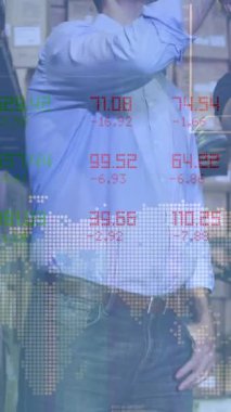 Depodaki beyaz erkek işçilerin veri işleme animasyonları. Küresel iş ve dijital arayüz kavramı dijital olarak oluşturulmuş video.