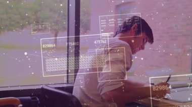 Erkek öğrenci sayısal panelleri etkinleştiren notlar yazıyor ve sınıf arkadaşının sınıfta yazdığını ortaya çıkarıyor. Teknoloji, eğitim, yenilik, dijital, iletişim, çalışma alanı, işbirliği