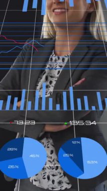 Kollarını kavuşturmuş gülümseyen bir kadın için birden fazla grafik animasyonu. Dijital bileşik, çoklu pozlama, rapor, ofis, büyüme, rakamlar ve iş konsepti