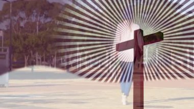 Sunlit Plaza 'ya giren bir kadın teknoloji gösterisi için çizgileriyle çaprazlama yürüyordu. Kentsel, minimalizm, dinamik, çağdaş, yaşam tarzı, açık hava, zarafet