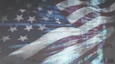 Yıldız alanı ortaya çıktığında, finansal eğilimleri göstermek için piyasa verilerini güncellerken Amerikan bayrağı dalgalanıyor. Vatansever, dijital, hareket, yenilik, teknoloji, finans, yayın