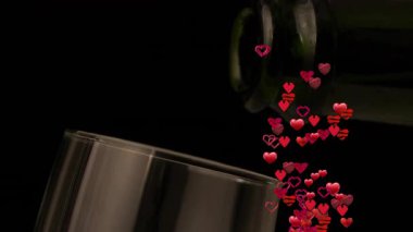 Şişe boyundan taşan kalp simgeleri bardağa dökülen berrak sıvıdan önce aşkı simgeliyor. Aşk, kutlama, sevgi, zarafet, ruh hali, içecek, akış