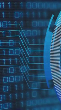 Mavi zemin üzerinde kalkan simgesi olan veri işleme animasyonu. Küresel teknoloji ve dijital arayüz konsepti dijital olarak oluşturulmuş video