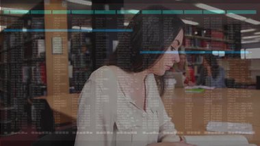 Kadın kütüphane masasındaki sayfayı çeviriyor. Gülümserken görsel çalışma için dijital veri örtüsünü etkinleştiriyor. Entelektüel, odaklanma, konsantrasyon, modern, eğitici, akademik, işbirlikçi