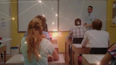 Öğretmen elinde keçeli kalemle matematik dersi veriyor. Sıraların etrafında dijital kabartmalar var. Eğitim, eğitim, öğretici, öğrenme, işbirliği, yenilik, teknoloji