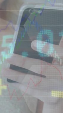 Beyaz kadın akıllı telefon kullanarak veri işleme animasyonu. küresel iş ve dijital arayüz kavramı dijital olarak oluşturulmuş video.