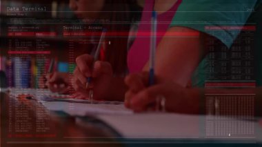 Veri Terminali teknisyeni soluk renklendirme şifresini çözerken öğrenci ikilisi notlar yazıyor. İşbirliği, öğrenim, teknoloji, eğitim, araştırma, yenilik, kentsel