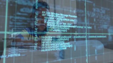 Dinlenmiş eller kutunun üzerinde, çocuk kapağı açıyor, uzaktan kumandayı kaldırıyor AR teknolojisi taraması sırasında cihaz üzerinde çalışıyor. Teknoloji, yenilik, çocukluk, merak, eğitim, dijital, etkileşimli