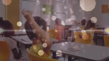 Dört sınıf arkadaşı sınıfta Bokeh örtüsüyle soru soran öğretmenlerden sonra el kaldırıyor. Öğrenci bağlılığı, eğitim, öğrenme, sınıf, takım çalışması, coşku, merak