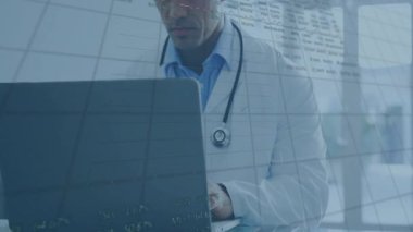 Doktor dizüstü bilgisayarda yazma, ızgara kaplaması başlatma ve dönen halkalarla sağlık çizelgelerini canlandırma. Tıbbi, analitik, teknoloji, yenilik, profesyonel, veri, görselleştirme