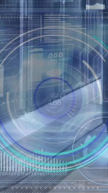 Sunucu odasında dijital arayüz ve veri işleme animasyonu. küresel iş, finans, dijital arayüz ve bağlantılar konsepti dijital olarak oluşturulmuş video.