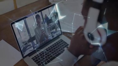 İş toplantısına katılan bir adam dizüstü bilgisayarda konuşan kadını izleyerek ağ dönüşümlü bir dünya oluşturuyor. Teknoloji, bağlantı, işbirliği, dijital, yenilik, iletişim, profesyonel