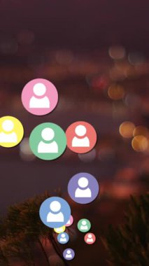 Sosyal medya simgelerinin ve deniz manzaralı kayalık kıyıların animasyonu. Küresel sosyal medya, iletişim ve bağlantılar konsepti dijital olarak oluşturulmuş video.