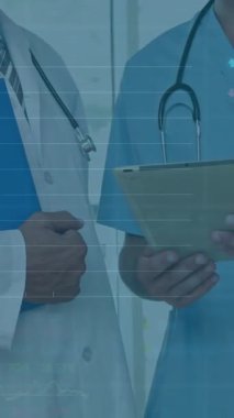 Hastanedeki çeşitli erkek doktor ve sağlık çalışanlarının veri işleme çalışmalarının animasyonu. Küresel ekonomi ve tıbbi sağlık teknolojisi kavramı