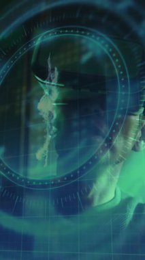 Sunucu odasında video kulaklığı olan Asyalı bir erkek çalışanın veri işleme animasyonu. küresel teknoloji ve dijital arayüz kavramı dijital olarak oluşturulmuş video.