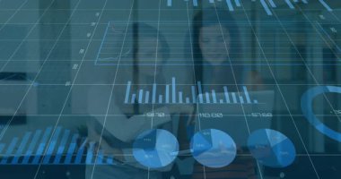 Ofiste dönen grafiklere cevap veren iki bayan meslektaşımız veri analizi için dizüstü bilgisayarlarını ayarlıyorlar. İşbirliği, takım çalışması, dijital, analitik, profesyonel, çalışma alanı, modern