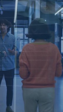 Ofis koridorunda tartışan iki farklı adama karşı borsa veri işleme animasyonu. Küresel ekonomi ve iş veri teknolojisi kavramı