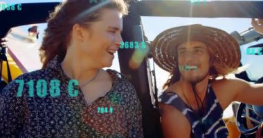 Tekerleği sürükleyen adam, arkadaşlarıyla eğlenmek için gülerken yüzen deniz mavisi gibi. Macera, yoldaşlık, sahil, açık hava, tatil, boş zaman, güneş ışığı