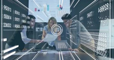 Basılı rapora ulaşan ve ekip incelemesi etrafında canlı satış verilerine başlayan bayan meslektaşım. İş, analitik, veri, dijital, kurumsal, takım çalışması, yenilik