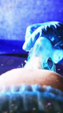 Oksijen maskeli beyaz bir hasta üzerinde veri işleme animasyonu. Küresel tıp ve dünya, dijital olarak üretilen farkındalık günü konsepti.