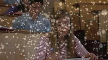 Bayan öğrenci dinleme eğitmeni, önce yazmayı durduruyor, sonra ders için notları kaydediyor. Eğitim, öğrenim, sınıf, akademi, burs, öğrenim, konsantrasyon