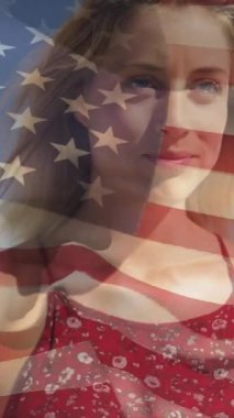 Amerikan bayrağı animasyonu, açık havada gülümseyen bir kadın. Vatanseverlik, bağımsızlık, kutlama, özgürlük, neşe