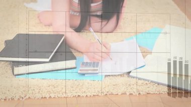 Kadın analiz için rakamları hesaplarken hesap makinesine basarak ızgarayı kaydırma çubuklarıyla örtüyor. Çalışma, analiz, analitik, üretkenlik, çalışma alanı, konsantrasyon, teknoloji