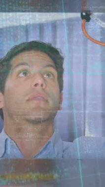 Bilgisayar sunucu odasında çalışan beyaz erkek mühendis üzerinde veri işleme. İş veri depolama teknolojisi kavramı