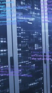 Bilgisayar sunucu odasındaki mozaik karelere karşı veri işleme animasyonu. Küresel ağ ve iş veri depolama teknolojisi kavramı