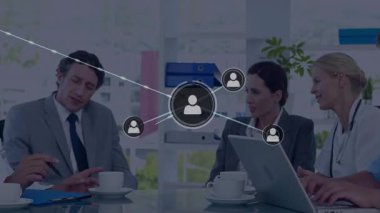 Tartışmalar, ofisteki planlama için iş doktorlarını birbirine bağlayan animasyon ağlarını ateşliyor. İşbirliği, takım çalışması, dijital, bağlantı, yenilik, profesyonel, çalışma alanı