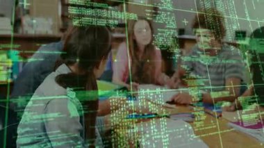 Saydam kod, nabız yönlendirme öğrenmesini kapladığında sınıf arkadaşları kütüphane masasında notlar üzerinde çalışırlar. Teknoloji, işbirliği, eğitim, takım çalışması, yenilik, akademik, modern