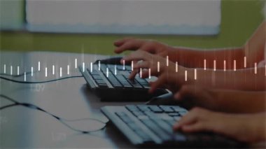 İki sınıf arkadaşı klavye yazıp atım çizgisi grafiğiyle eğitim teknolojisini etkinleştiriyor. Eğitim, teknoloji, çocuklar, takım çalışması, konsantrasyon, dijital, yenilik