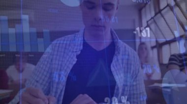 Ergen öğrenci sınıfta notlar yazıyor, bar çizelgeleri güncelleniyor ve veri içgörüsü için yazılıyor. Eğitim, veri analizi, sınıf, konsantrasyon, öğrenme, dijital grafikler, öğrenci