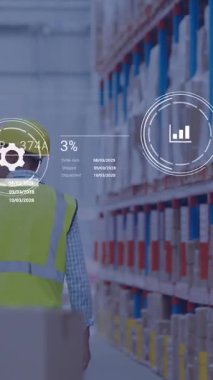 Depodaki beyaz erkek işçinin üzerinde veri işleme ikonları olan animasyonlar. Dijital olarak oluşturulan küresel dağıtım, nakliye ve perakende konsepti.