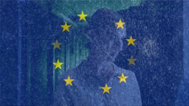 Profesyonel bir kadın mavi statik ile teknoloji koridorunda duruyor ve AB bayrağı oluşturma ve küçülme başlıyor. Fütürist, dijital, berraklık, sembolizm, kurumsal, modern, teknoloji