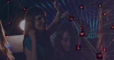 Kollarını kaldırdıktan sonra, kadın dansçılar sosyal ikonlar oluşturuyorlar ve üçüncü dansçı pazarlama için katılıyor. Gece hayatı, dans, dijital bağlantı, eğlence, canlı, yoldaşlık, görsel efektler